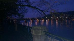 Uma ponte e um rio no escuro